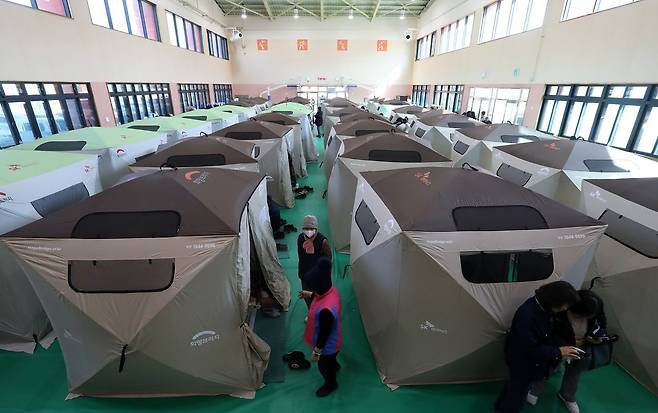 경남 함양 산불 사흘째인 23일 함양군 유림면 어울림체육관에 함양 산불 이재민 대피소가 마련돼 있다. 뉴스1