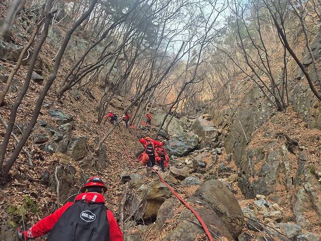 산림청 소속 산불재난특수진화대원들이 경남 함양군 마천면 창원리 일대에 발생한 산불을 진화하기 위해 가파른 급경사지를 걸어 오르고 있다. 사진 산림청