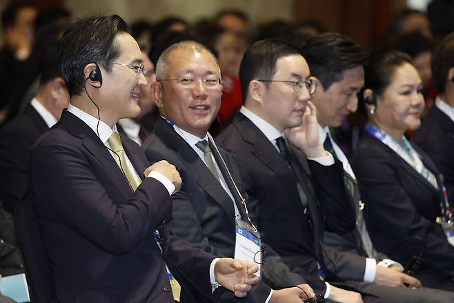 이재용 삼성전자 회장, 정의선 현대차그룹 회장, 구광모 LG그룹 회장, 정기선 HD현대 회장이 23일 오후 서울 중구 롯데호텔에서 열린 ‘한·브라질 비즈니스 포럼’에 참석했다. 뉴스1