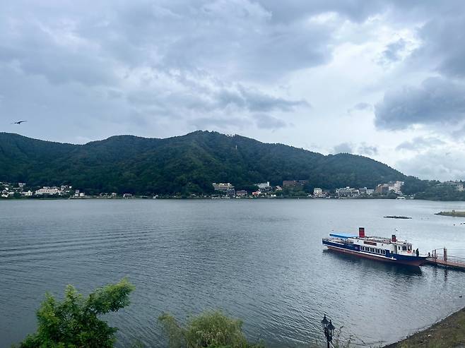 이데 양조장이 자리한 가와구치코 호수의 전경