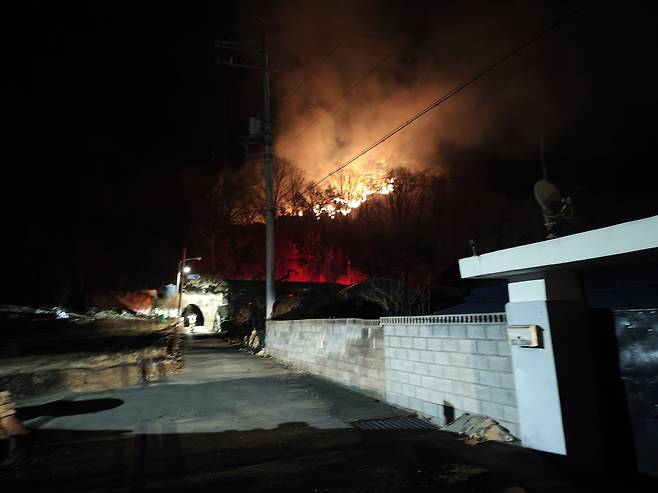 충북 단양군 대강면의 한 야산에서 23일 오전 1시 59분쯤 불이 나 화염과 연기가 치솟고 있다. 단양소방서 제공=연합뉴스.