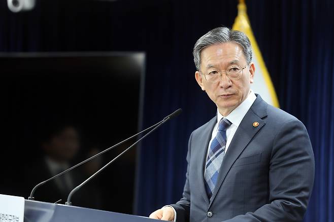 정성호 법무부 장관이 23일 정부서울청사에서 엘리엇을 상대로 한 ISDS 중재판정 취소 소송 승소와 관련해 브리핑하고 있다. 연합뉴스