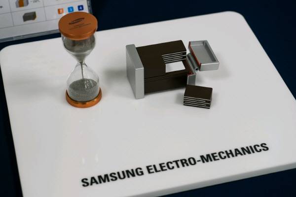 MLCC 목업(모형, 오른쪽)과 MLCC로 만든 모래시계. 삼성전기 제공