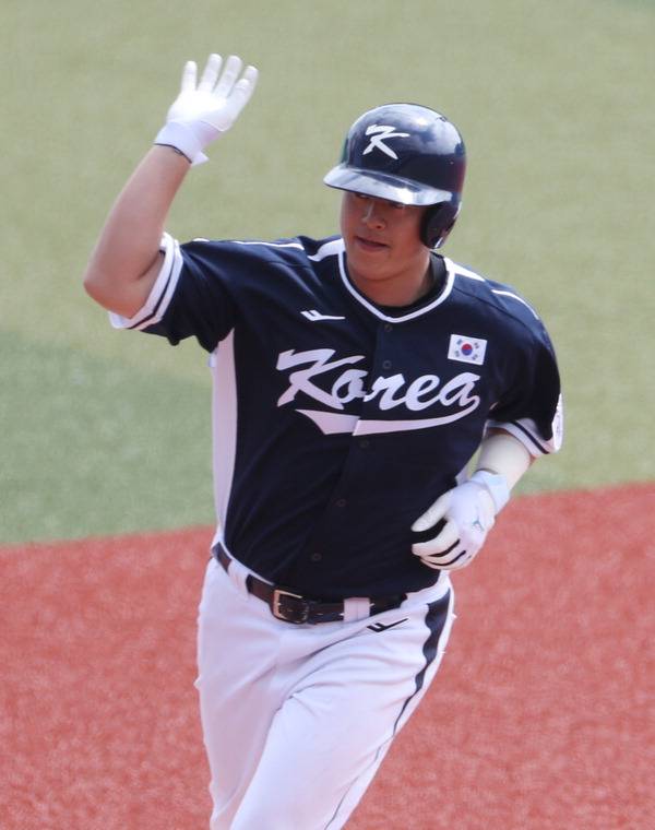 노시환이 23일 일본에서 열린 WBC 야구대표팀과 한화의 연습 경기에서 홈런을 친 뒤 세리머니를 하고 있다. 연합뉴스