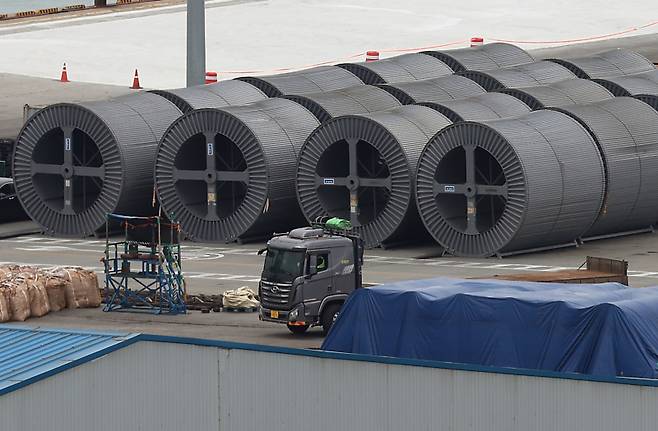 평택항에 쌓여 있는 철강 제품. 연합뉴스