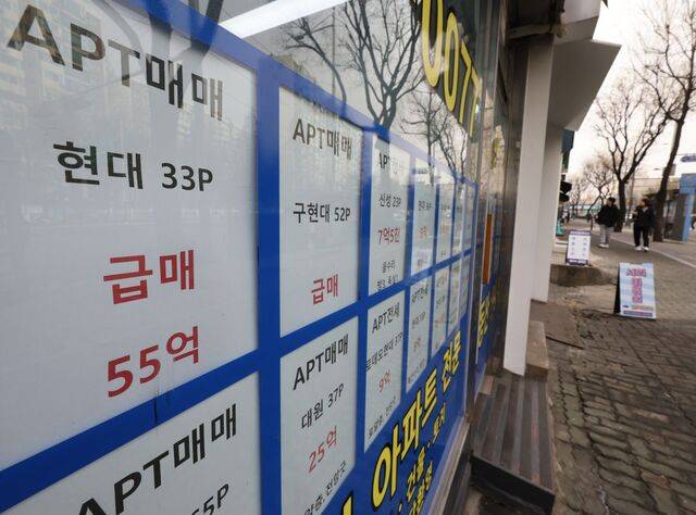 22일 서울 강남구 한 부동산중개업소에 급매, 초급매 등 아파트 매매 물건이 표시돼있다. 연합뉴스