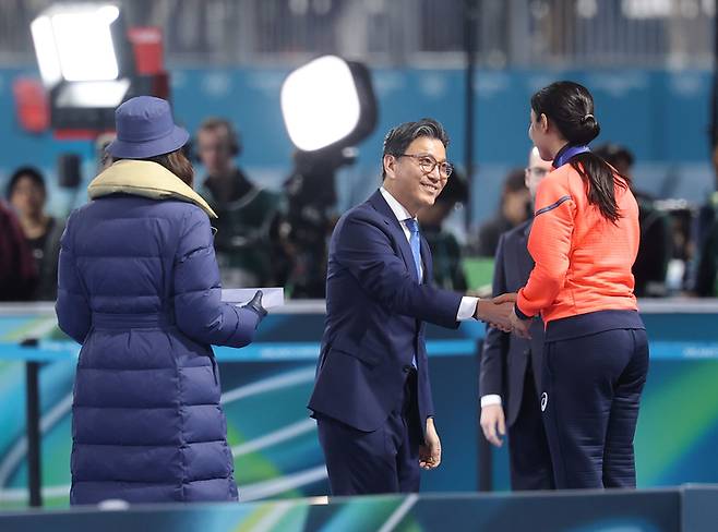 김재열 국제올림픽위원회(IOC) 집행위원 겸 국제빙상경기연맹(ISU) 회장이 15일(현지시간) 이탈리아 밀라노 스피드스케이팅 스타디움에서 열린 밀라노ㆍ코르티나담페초 동계올림픽 스피드스케이팅 여자 500m 시상식에서 시상자로 나서 메달을 수여하고 있다. 연합뉴스
