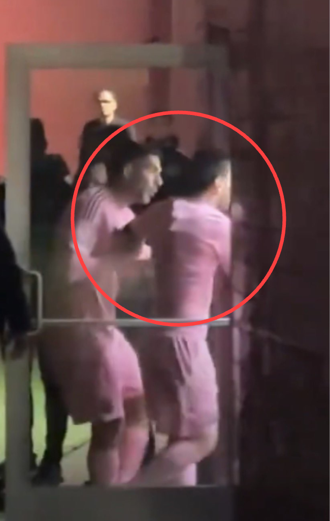 리오넬 메시가 경기 후 심판실 난입 논란이 일었다. 사진=X