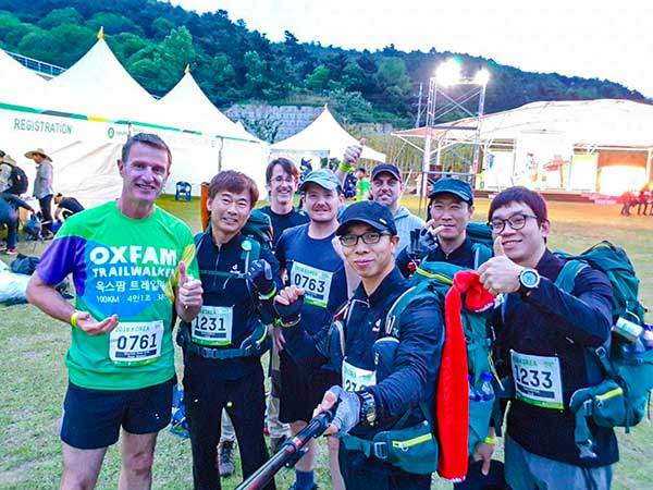 도전형 기부행사 옥스팜 트레일워커에도 출전했다. 가장 왼쪽은 백두대간 남북을 모두 완주했다고 알려지는 로저 셰퍼드.