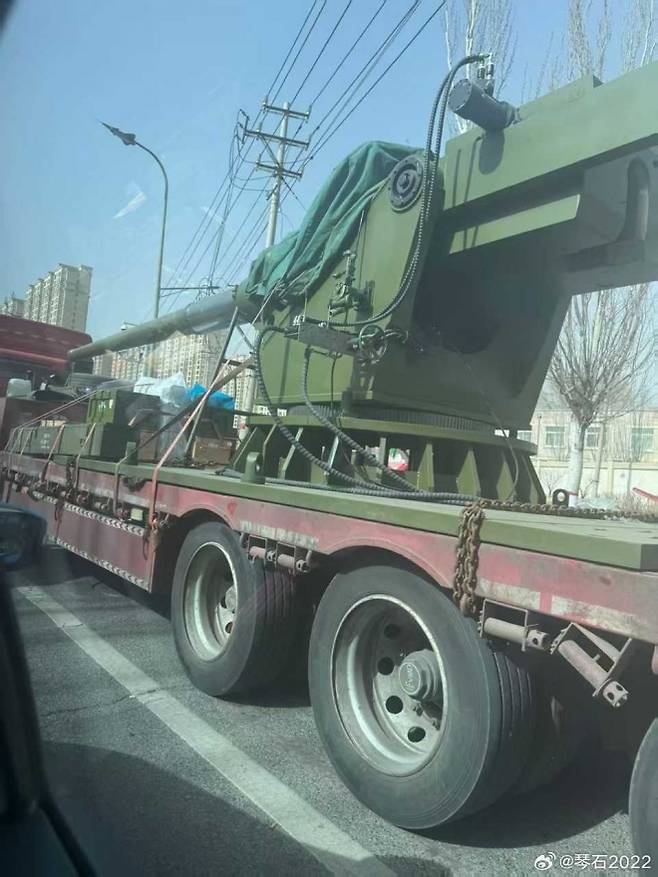2025년 중국 도로에서 촬영된 155mm 함포 추정 포대. X 캡처 @FaySue6