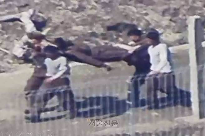 합동참모본부는 최근 북한군 활동자료를 27일 공개했다. 사진은 북한군이 동부전선에서 지뢰폭발 사상자를 들것에 후송하는 모습 및 지뢰폭발 추정 연기. 2025.3.27 합참 제공