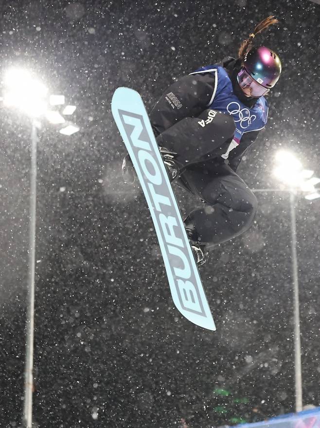 최가온이 13일(한국시간) 이탈리아 리비뇨 스노파크에서 열린 2026 밀라노·코르티나담페초 동계올림픽 스노보드 여자 하프파이프 결선에서 보드를 타고 날아 오르고 있다. 2026.2.13 리비뇨 뉴스1