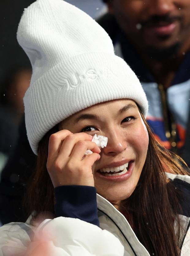 클로이 김이 12일(현지 시간) 이탈리아 리비뇨 스노 파크에서 열린 밀라노·코르티나담페초 동계올림픽 스노보드 여자 하프파이프 시상식에서 눈물을 훔치고 있다. 로이터연합뉴스