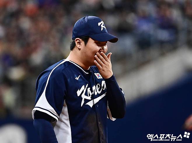 한화 이글스 프랜차이즈 스타 노시환이 11년 총액 307억원 비FA 다년계약으로 새 시대를 개척했다. 이는 향후 팀 내 비슷한 위상의 선수들에게 협상 테이블 위 확실한 기준점이 될 전망이다. 특히 노시환과 포지션, 팀 내 입지 등이 가장 비슷한 LG 트윈스 문보경에겐 보다 확실한 이정표가 될 것으로 보인다. 엑스포츠뉴스 DB