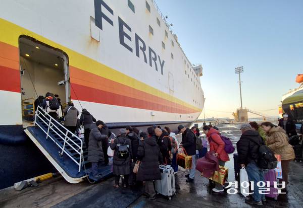 지난달 24일 인천항에서 중국 칭다오로 향하는 위동항운의 ‘뉴골든브릿지5’호에 승객들이 탑승하고 있다. 2026.1.24 /김주엽기자 kjy86@kyeongin.com