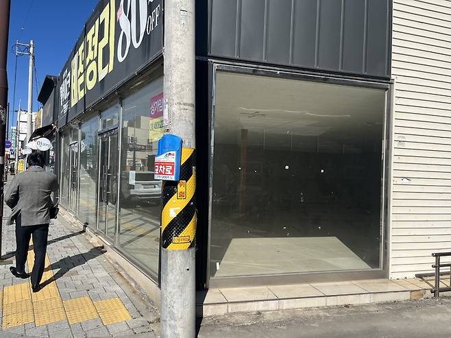 해병대 장병들과 공단 근로자들로 북적이며 포항 남구의 대표적인 불야성 중 하나로 꼽혔던 오천 서문 사거리 인근의 상권이 경기 침체 직격탄을 맞으며 빈 점포가 하나둘씩 생겨나고 있다. 김기태 기자