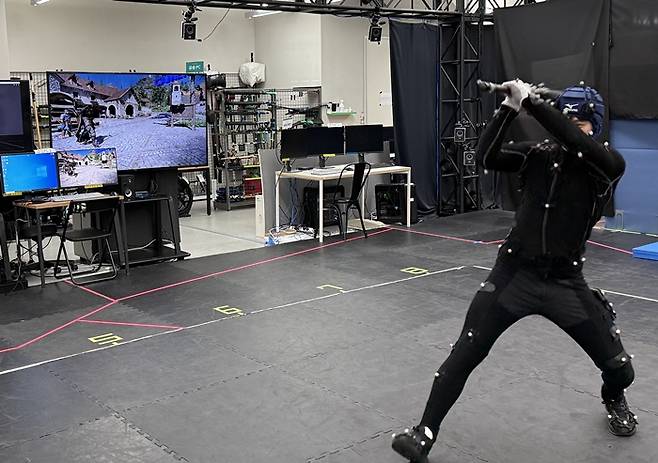 배우가 검을 휘두르는 장면이 그대로 게임 화면에 적용된 모습. / 사진=장민영 기자