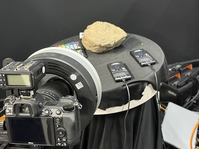 지방자치단체 협조해 확보한 돌을 촬영하는 턴테이블 부스 모습. / 사진=장민영 기자