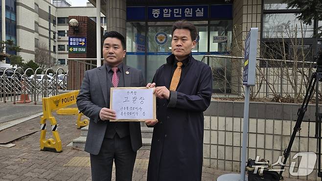 24일 서울 영등포구 영등포경찰서를 방문한 전한길 씨(오른쪽)과 김현태 전 특수전사령부 707 특수임무단장(대령). 안귀령 청와대 부대변인을 '군용물강도미수' 등 혐의로 고발한다는 고발장을 들고 있다./뉴스1 ⓒNews1 윤주영 기자