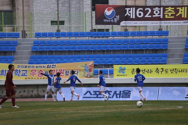 연세대 선수들이 24일 결승전에서 선제골을 넣고 환호하고 있다. 사진 | 대학축구연맹