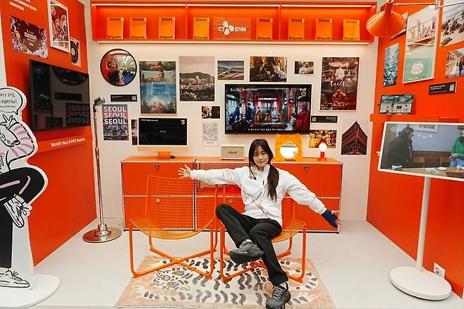 최가온이 14일(한국시간) 이탈리아 밀라노 코리아하우스에서 대한체육회 공식 기자회견을 한 뒤 CJ부스를 찾아 포즈를 취하고 있다. 사진 | CJ그룹