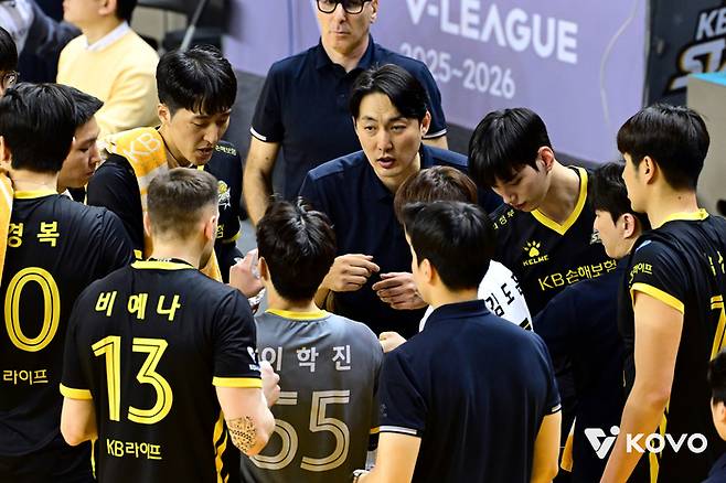 작전 지시하는 kb손해보험 하현용 감독대행. 제공 | 한국배구연맹