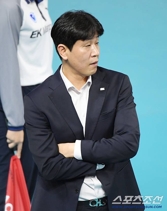 3일 인천 삼산월드체육관에서 열린 V리그 흥국생명-도로공사전. 3세트에 이어 4세트도 내준 도로공사 김종민 감독이 아쉬워하고 있다. 인천=정재근 기자 cjg@sportschosun.com/2025.12.3/