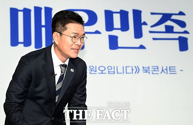 정원오 성동구청장이 지난 8일 오후 서울 영등포구 문래동 올댓마인드에서 열린 '도시혁신, 매우만족' 북콘서트에 참석하고 있다. /서예원 기자