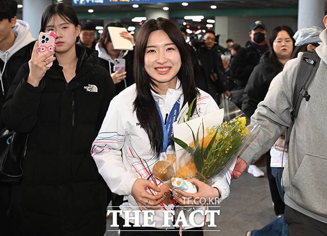 2026 밀라노·코르티나담페초 동계올림픽 일정을 마친 쇼트트랙 김길리가 24일 오후 인천국제공항을 통해 귀국하고 있다. /인천국제공항=박헌우 기자