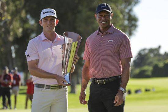 제이콥 브리지먼(왼쪽)이 제네시스 인비테이셔널 우승 직후 트로피를 들고 호스트인 타이거 우즈와 기념 촬영을 하고 있다. 로스앤젤레스=EPA연합뉴스