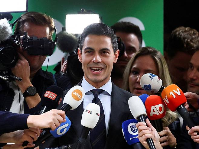 D66 롭 예턴이 네덜란드 의회 선거가 끝난 후 의회에서 언론인들 옆에서 연설하고 있다 / 연합뉴스