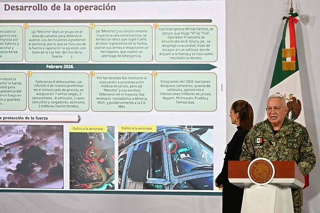 23일 멕시코시티 국립궁에서 열린 클라우디아 셰인바움 대통령의 일일 기자회견에서 리카르도 트레비야 트레호 국방장관이 대통령 옆에서 발언하고 있다./AFP 연합뉴스