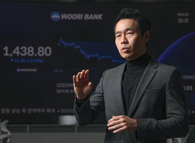 최진호 우리은행 이코노미스트가 최근 서울 중구 우리은행 본점 딜링룸에서 본지와 인터뷰를 하고 있다. /장경식 기자