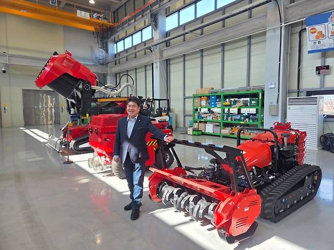 엄인섭 TXR 로보틱스 대표이사가 20일 자사 부산융합연구소에 있는 소방 관련 로봇들을 소개하고 있다. ⓒ임채현 기자