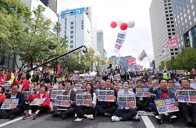 장동혁 국민의힘 대표, 송언석 원내대표를 비롯한 참석자들이 작년 9월 서울 중구 시청역 인근에서 열린 사법파괴·입법독재 국민 규탄대회에서 손피켓을 들고 구호를 외치고 있다. 2025.9.28 뉴스1