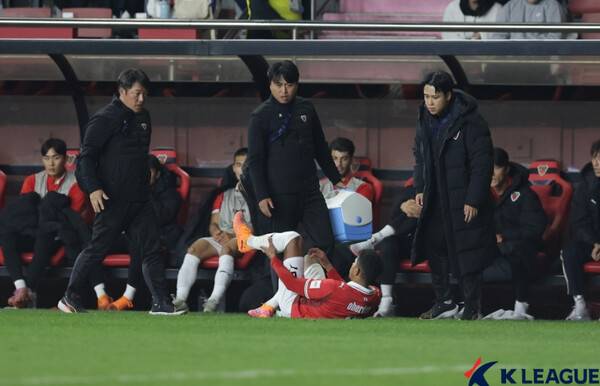 프로축구 선수가 부상으로 쓰러져 있다. 한국프로축구연맹 제공