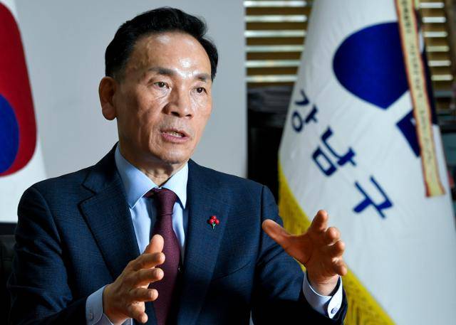 조성명 서울 강남구청장이 11일 집무실에서 인터뷰하고 있다. 임지훈 인턴기자