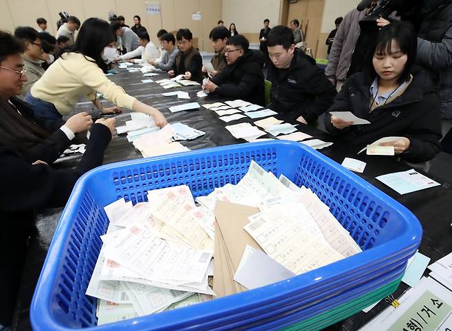 24일 오후 부산 해운대구 벡스코 제2전시장에서 부산시선관위와 구·군선관위 직원들이 제9회 전국동시지방선거를 앞두고 모의 개표 실습을 하고 있다. 이번 모의 개표 실습은 단일 선거와 달리 복잡한 지방선거 개표 절차를 점검하고 효율적인 개표 관리 방안을 마련하기 위해 준비됐다. 뉴스1