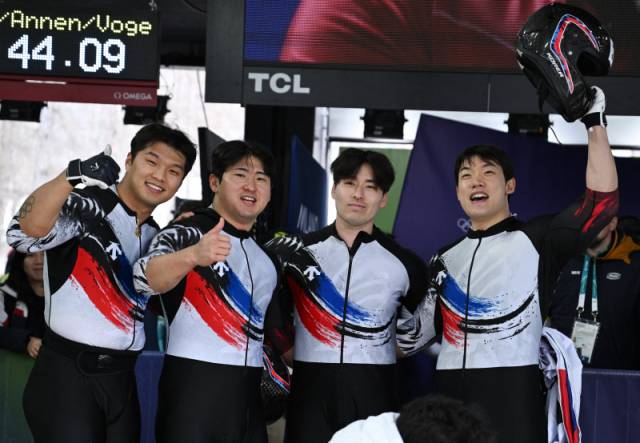 ▲ 한국 봅슬레이 국가대표팀 김형근(왼쪽부터)과 김선욱, 김진수, 이건우가 22일(한국 시간) 이탈리아 코르티나담페초 코르티나 슬라이딩 센터에서 2026 밀라노-코르티나담페초 동계 올림픽 4차 시기를 마친 뒤 기념 촬영하고 있다. 로이터/연합뉴스
