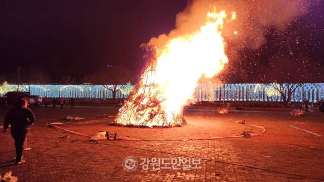 ▲ 양구문화원이 주최하고 양구군이 후원한 ‘제23회 국토정중앙 달맞이축제’가 지난해 2월 12일 양구 국민체육센터 일원에서 성황리에 열렸다. 박재혁