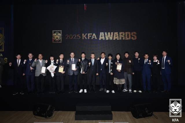 ▲ 강선미 화천KSPO여자축구단 감독을 비롯한 2025 KFA 어워즈 수상자들이 24일 천안 코리아풋볼파크에서 열린 시상식에서 기념 촬영하고 있다. 대한축구협회 제공