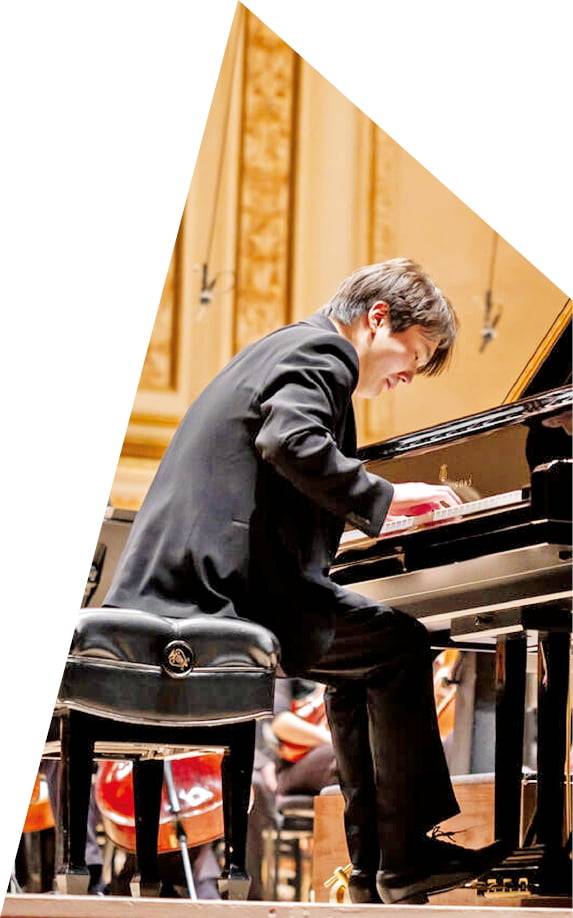 올 한 해 빠듯한 스케줄을 소화하는 피아니스트 임윤찬(위 사진)과 조성진.
한경DB·ⓒ2025 Chris Lee