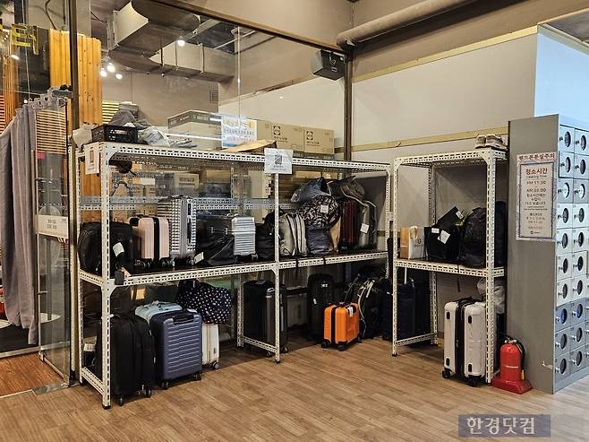 지난 23일 오후 4시30분경 서울 중구 동대문역사문화공원역 14번 출구 인근에 위치한 찜질방에 외국인 관광객들이 맡겨둔 캐리어가 쌓여있다. /사진=박수빈 기자