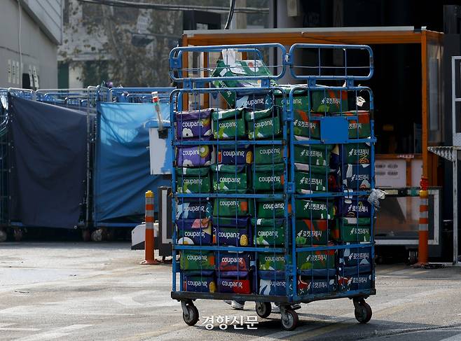 쿠팡이 7일 대규모 정보 유출 사건과 관련해 정부의 지시에 따라 수정 공지와 피싱을 포함한 2차 피해 방지 등을 공지했다.사진은 이날 서울 중구 쿠팡 물류 센터 모습. 문재원 기자