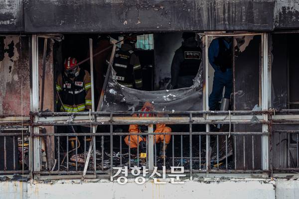 1명이 사망하고 3명이 다친 서울 강남구 대치동 은마아파트 화재현장에서 26일 현장 감식이 이뤄지고 있다. 이준헌 기자