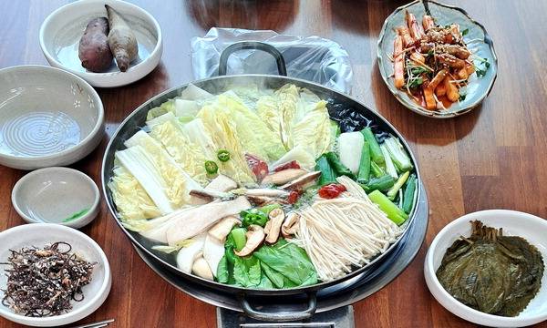 잘 우려낸 해물 육수에 다양한 채소를 넣고 살짝 익혀 먹는 새조개 샤부샤부.