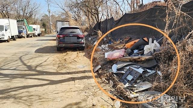 광명시 노온사동 밤일로 왕복2차선 도로 한켠에 각종 폐기물이 무단 투기돼 방치되고 있다. 한준호기자