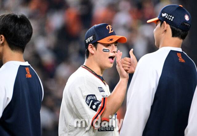 2025년 9월 26일 오후 대전 한화생명 볼파크에서 열린 '2025 신한 SOL뱅크 KBO 리그' LG 트윈스와 한화 이글스의 경기. 한화 노시환이 4-1로 승리한 뒤 기뻐하고 있다./마이데일리