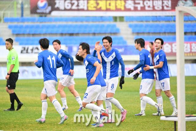 2026년 2월 24일 경상남도 통영공설운동장에서 '약속의 땅 통영, 제62회 춘계대학축구연맹전' 한산대첩기 결승, 경희대학교와 연세대학교의 경기가 열렸다.3-1로 승리하며 우승을 차지한 연세대가 기뻐하고 있다./통영공설운동장=유진형 기자