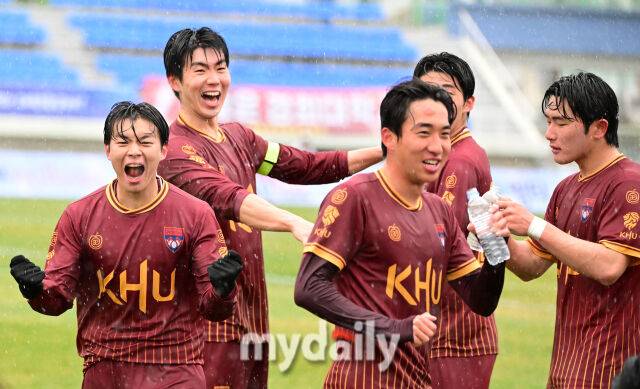 2026년 2월 24일 경상남도 통영공설운동장에서 '약속의 땅 통영, 제62회 춘계대학축구연맹전' 한산대첩기 결승, 경희대학교와 연세대학교의 경기가 열렸다.경희대 한준희가 동점골을 넣고 기뻐하고 있다./통영공설운동장=유진형 기자